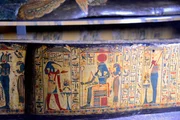 Der Sarkophag des Nesyamun ist mit diversen Szenen aus dem sogenannten Totenbuch verziert. Der Sarkophag des Nesyamun ist mit diversen Szenen aus dem sogenannten Totenbuch verziert.