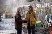 Kommissarin Kirsten Longacre (Rose Leslie, re.) gewinnt Jade Antoniaks (Lauren Lyle, li.) Vertrauen.