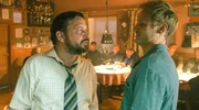 Iven (Anton Spieker, re.) spricht mit dem B&uuml;rgermeister Ole Peters (Sascha Ger&scaron;ak, li.).