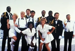 Gruppenbild mit Dame (v.l.n.r.): Hightower (Bubba Smith), Debbie (Leslie Easterbrook), Kommandant Lassard (George Gaynes), Tackleberry (David Graf), Hooks (Marion Ramsey), Nick (Matt McCoy), Jones (Michael Winslow), Kate (Janet Jones), Proctor (Lance Kinsey) und Captain Harris (G. W. Bailey)