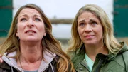 Carla (Maria Fuchs l.) will sofort auf den Pferdehof ziehen. Britta (Jelena Mitschke r.) hält das für eine Schnapsidee, will Carla (Maria Fuchs l.) aber an ihrem ersten Abend nicht allein lassen und kommt mit ihr. Carla (Maria Fuchs l.) will sofort auf den Pferdehof ziehen. Britta (Jelena Mitschke r.) hält das für eine Schnapsidee, will Carla (Maria Fuchs l.) aber an ihrem ersten Abend nicht allein lassen und kommt mit ihr.