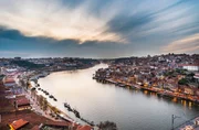 Porto - die Stadt am Douro beeindruckt mit ihrer zum UNESCO-Welterbe gehörenden Altstadt, der Ribeira, mit ihren windschiefen Häusern am Douro-Ufer. André Gatzke erkundet die zweitgrößte Stadt Portugals mit ihrer bunten Vielfalt aus Altbauten, berühmten Azulejos und engen Gassen.