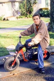 Malcolm (Frankie Muniz) fährt mit einem alten Mini-Bike herum ...