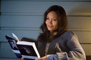 Der antike Maya Kalender prophezeit f&uuml;r das Jahr 2012 das Ende einer &Auml;ra. Doch Pr&auml;sidententochter Laura Wilson (Thandie Newton) kann wie weltweit viele Menschen daran nicht glauben. Doch eines Tages erf&auml;hrt sie, dass ihr Vater schon seit zwei Jahren gro&szlig;e Archen bauen l&auml;sst, um einen Teil der Bev&ouml;lkerung retten zu k&ouml;nnen ...