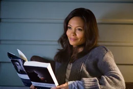 Der antike Maya Kalender prophezeit f&uuml;r das Jahr 2012 das Ende einer &Auml;ra. Doch Pr&auml;sidententochter Laura Wilson (Thandie Newton) kann wie weltweit viele Menschen daran nicht glauben. Doch eines Tages erf&auml;hrt sie, dass ihr Vater schon seit zwei Jahren gro&szlig;e Archen bauen l&auml;sst, um einen Teil der Bev&ouml;lkerung retten zu k&ouml;nnen ...