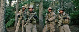 W&auml;hrend des Krieges in Afghanistan f&uuml;hren die amerikanischen Streitkr&auml;fte am 28. Juni 2005 die Operation Red Wings durch, deren Ziel die T&ouml;tung des Taliban-Anf&uuml;hrers Ahmad Shah ist. F&uuml;r die vier Navy Seals (v.l.n.r.) Mike Murphy (Taylor Kitsch), Marcus Luttrell (Mark Wahlberg), Matthew Axelson (Ben Foster) und Danny Dietz (Emile Hirsch) beginnt ein m&ouml;rderischer H&ouml;llentrip ...