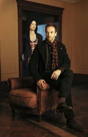 (1. Staffel) - Nachdem er in London in Ungnade gefallen ist und eine Zeit in einer Reha-Klinik verbrachte, muss Meisterdetektiv Sherlock Holmes (Jonny Lee Miller, vorne) ein neues Leben in Manhattan starten. Dort zwingt ihn sein wohlhabender Vater Seite an Seite mit Holmes schlimmsten Albtraum zu leben: der nüchternen "Aufpasserin" Dr. Joan Watson (Lucy Liu, hinten) ...