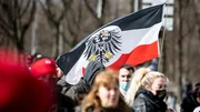 Protest unter der Flagge des Kaiserreichs &ndash; sogenannte Reichsb&uuml;rger stellen die Legitimit&auml;t und das politische System der Bundesrepublik Deutschland infrage.