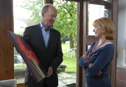 Dr. Matthias Lentz (Hans Peter Korff, l.) beeindruckt Charlotte Baumgart (Ursela Monn, r.) durch sein Kunstverst&auml;ndnis. Sein Charme zeigt bei Charlotte durchaus Wirkung.
