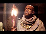 Gerak (Louis Gossett Jr.) versucht den Hohen Rat davon zu überzeugen, dass es für alle besser wäre, sich dem Feind anzuschliessen.