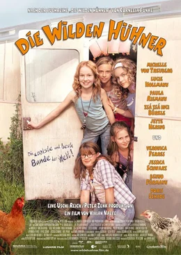 Die kleine Sprotte (Michelle von Treuberg, oben l.) will nicht zulassen, dass ihre Oma ihren geliebten H&uuml;hner zu Suppe verarbeitet. Daher schmiedet sie mit ihren vier besten Freundinnen Frieda (Lucie Hollmann, unten r.), Melanie (Paula Riemann, oben r.), Trude (Zsa Zsa Inci B&uuml;rkle, unten l.) und Wilma (Jette Hering, oben M.) einen Plan zur Rettung der H&uuml;hner!