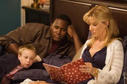 Als der obdachloser Teenager Michael Oher (Quinton Aaron, l.) zuf&auml;llig auf Leigh Anne Tuohy (sandra Bullock, r.) und ihre Familie (Jae Head, M.) trifft, ver&auml;ndert sich sein bisheriges Leben komplett ...