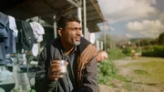 Naveed aus Pakistan erntet Oliven in Griechenland.