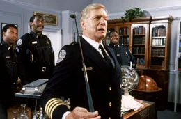 Lassard (George Gaynes, r.)