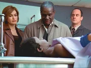 Marguerite (Evangeline), die Angestellte eines Nachtclubs, wurde vergewaltigt und tot in der Nähe ihres Arbeitsplatzes aufgefunden. Det. Benson (Mariska Hargitay, l.) und Det. Stabler (Christopher Meloni, r.) bitten Mr. Beauclaire (Lou Ferguson) seine Tochter zu identifizieren.
