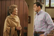 Norma (Cloris Leachman, l.), die schwerreiche, betagte Nachbarin von Charlie und Alan (Jon Cryer, r.), beschwert sich, weil Charlies derzeitige Gespielin ihre Einfahrt zuparkt ... Norma (Cloris Leachman, l.), die schwerreiche, betagte Nachbarin von Charlie und Alan (Jon Cryer, r.), beschwert sich, weil Charlies derzeitige Gespielin ihre Einfahrt zuparkt ...