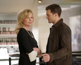 Die k&uuml;hle Elena Lincoln (Kim Basinger) hat Christian Greys (Jamie Dornan) Vergangenheit stark gepr&auml;gt.