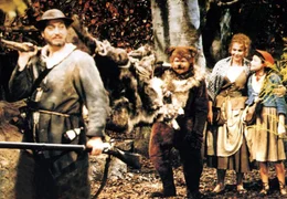 Der JĂ&curren;ger hat den Wolf erlegt! RotĂ&curren;ppchen (Blanche Kommerell, 4.v.li.), Mutter (Helga Baumer, 3.v.li.) und  BĂ&curren;r (Ernst-Georg Schwill) sind erleichtert und froh.&Acirc;