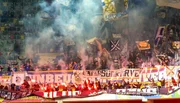 Jena-Ultras brennen Pyrotechnik ab Jena-Ultras brennen Pyrotechnik ab