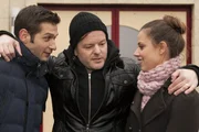 Ingo (André Dietz, M.) mit Deniz (Igor Dolgatschew) und Melanie (Anna-Katharina Fecher), die sich durch das gemeinsame 'Horrorerlebnis' wieder näher kommen.