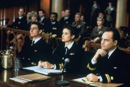 Lt. Daniel Kaffee (Tom Cruise, l.), Lt. Cdr. Joanne Galloway (Demi Moore, M.) und Lt. Sam Weinberg (Kevin Pollak, r.) verteidigen den Angeklagten Dawson.