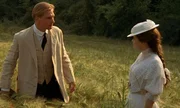 L-R: George Emerson (Julian Sands) und Lucy Honeychurch (Helena Bonham Carter)