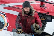 Overg&aring;rd (Mads Mikkelsen) muss die Situation neu &uuml;berdenken und sichert zun&auml;chst einmal brauchbare Ausr&uuml;stung des abgest&uuml;rzten Helikopters.