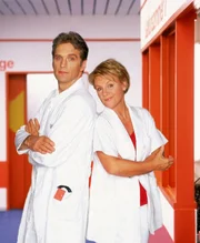 Was sich neckt, das liebt sich. Wenn diese Weisheit stimmt, müssten Schwester Nikola (Mariele Millowitsch) und Dr. Schmidt (Walter Sittler) ein Traumpaar sein. Doch jegliche Zuneigung zueinander würden die beiden natürlich vehement bestreiten.