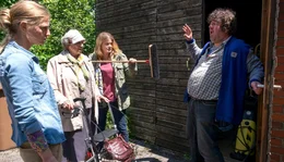 &Uuml;berraschung f&uuml;r Pfarrerin Rieke (Birge Schade, 2. v. re.), Rentnerin Frau Hartinger (Monika John) und Gemeindehelferin Petra Keller (Jasmin Rischar, li.): Der Obdachlose Heiner Stadler(Rainer Piwek) hat sich im Schuppen einquartiert.