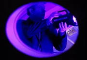 Lt. Horatio Caine (David Caruso) sucht in dem Space Shuttle ähnlichen Raumschiff nach Hinweisen auf den Mord an dem Astronauten Sam Gardner.