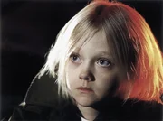 Brendas (Dakota Fanning) Familie wurde brutal ermordet. Nur sie und ihre &auml;ltere Schwester wurden verschont. Ein Zufall?