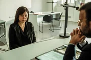 Grazia Levante (Claudia Tranchese) bleibt gegenüber Staatsanwalt Ruggieri (Gennaro Maresca) äußerst schweigsam.