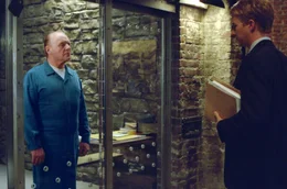 Weil ein Serient&auml;ter erneut zuzuschlagen droht, wird der junge Ermittler Will Graham (Edward Norton, r.) geholt. F&uuml;r die Jagd nach dem Killer ben&ouml;tigt Graham die Hilfe Hannibal Lecters (Anthony Hopkins, l.), der ihn einst bei der Festnahme beinahe get&ouml;tet hatte ...