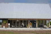 Ida, Ebbe und Architekturkritiker Mark Isitt (M.)