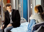 House am Bett eines Vergewaltigungsopfers: Hugh Laurie als Dr. Gregory House, Katheryn Winnick als Eve.