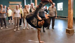 Da staunt der Seniorenkurs: Carlo (Jawad Rajpoot) bringt neuen Schwung ins Tanzstudio.