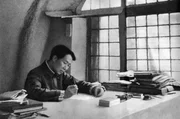Mao Zedong am Schreibtisch in Yan’an im Jahr 1938.