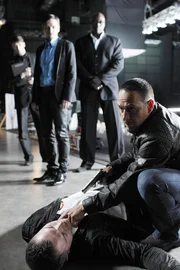 Nach der Schie&szlig;erei auf der Modemesse kann Semir (Erdogan Atalay, vorne r.) nur noch den Tod des Dealers feststellen. Designer Marc Becker (Nils Nelle&szlig;en, hinten M.) behauptet, ihn nicht zu kennen.