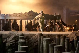 Muss Kopf und Kragen riskieren, um den Frieden in der gesamten Welt wiederherzustellen: Aang (Noah Ringer) ...