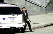 Booth (David Boreanaz) kann nicht verhindern, dass die als "Totengr&auml;berin" bekannt gewordene M&ouml;rderin Heather Taffet vor dem Gerichtsgeb&auml;ude erschossen wird.