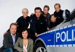 L-R: Henning Schulz (Till Demtr&macr;der), Hariklia "Harry" M&circ;ller (Maria Ketikidou), Katja Metz (Anja Nejarri), Dirk Matthies (Jan Fedder),  Frau K&cedil;ppers (Saskia Fischer), Nicole Beck (Sophie Moser), Lothar Kr&cedil;ger (Peter Heinrich Brix).