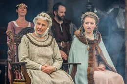 Sigurta (Luise Deschauer) und Similde (Katharina Stark) beobachten die Recken beim Ritterturnier.
