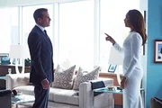 Im Fall von Mikes Anklage wegen Betrugs geht es auch darum, Schaden von der Kanzlei abzuwenden. Jessica (Gina Torres) und Harvey (Gabriel Macht) beraten über das beste Vorgehen.