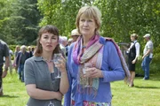 Angela Lawrence (Dorothy Atkinson, l.) und Maureen Stubbs (Joan Blackham, r.). Angela Lawrence (Dorothy Atkinson, l.) und Maureen Stubbs (Joan Blackham, r.).