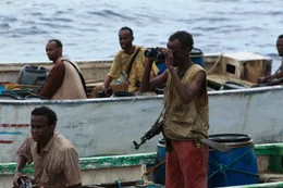 Barkhad Abdirahman (l.)