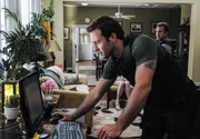 W&auml;hrend des 'Pro-Bowl'-Wochenendes auf Hawaii untersuchen Steve (Alex O'Loughlin, l.) und Danny (Scott Caan, r.) den Mord an einem hochrangigen Mitarbeiter einer Technologie-Firma.