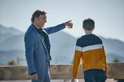 Joseph Angerer (Siegfried Terpoorten, links) zeigt Flori (Lino/Leon de Greiff) die Baustelle.