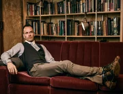 Sherlock Holmes (Jonny Lee Miller)