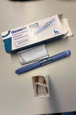 Ozempic-Spritze neben Verpackung.