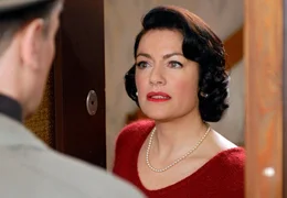 Ursula (Christine Neubauer) ist v&ouml;llig &uuml;berrascht, als ihr tot geglaubter Verlobter Achim (Timothy Peach) pl&ouml;tzlich vor der T&uuml;r steht.